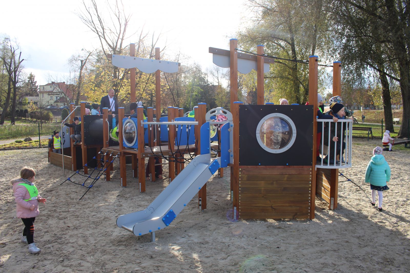 Zdjęcia z otwarcia Placu zabaw nad Jeziorem Miejskim. 