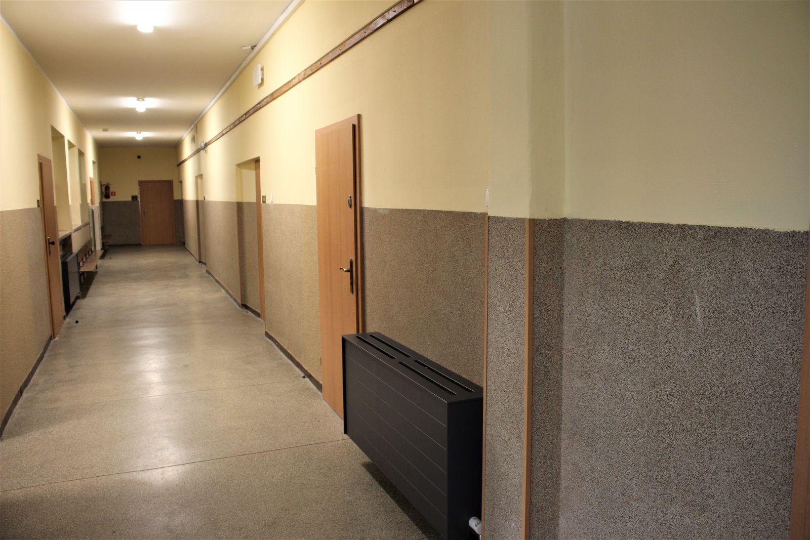 Zdjęcie przedstawia korytarz w Zespole Szkolno-Przedszkolnym w Kamionnie po remoncie. 