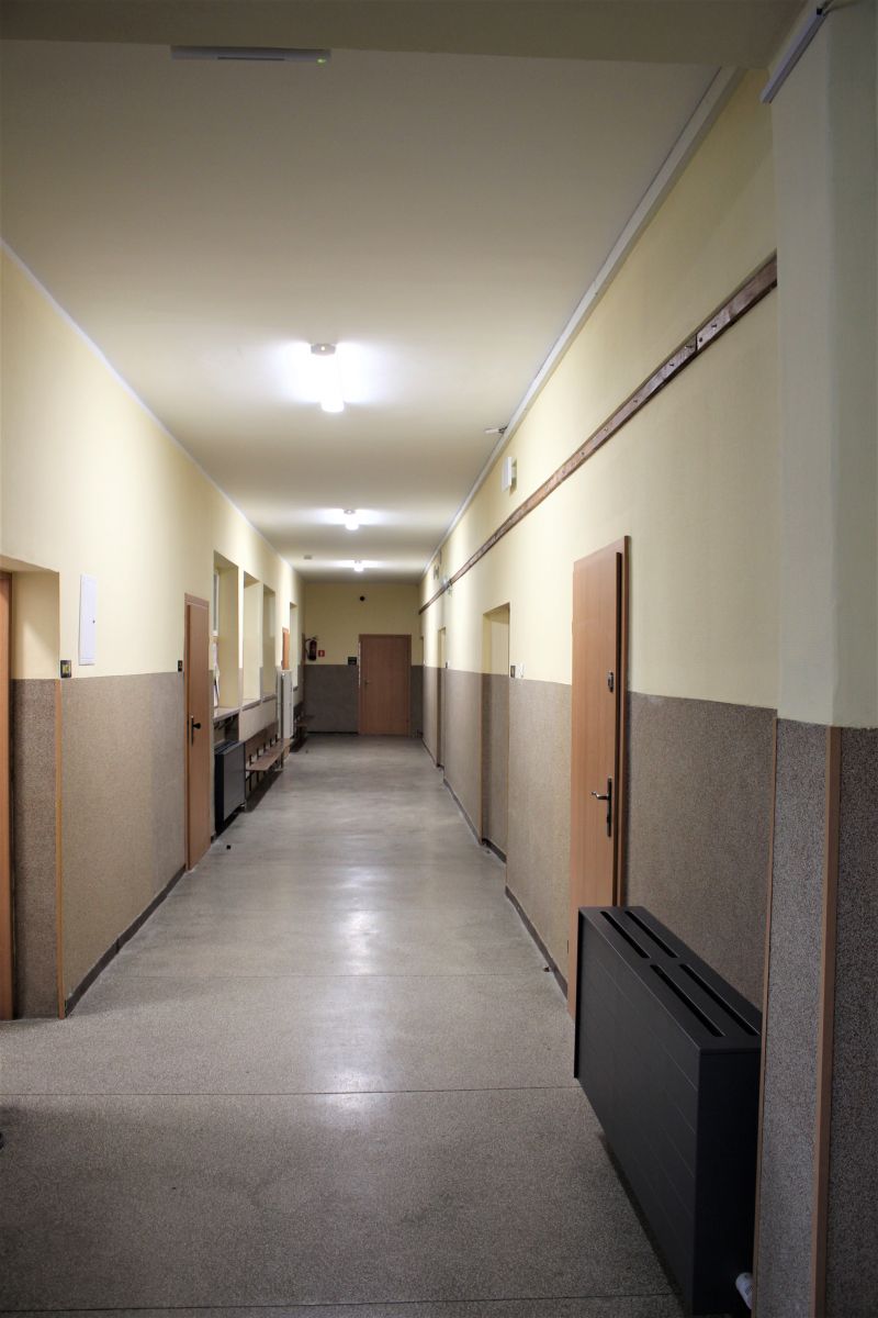 Zdjęcie przedstawia korytarz w Zespole Szkolno-Przedszkolnym w Kamionnie po remoncie. 