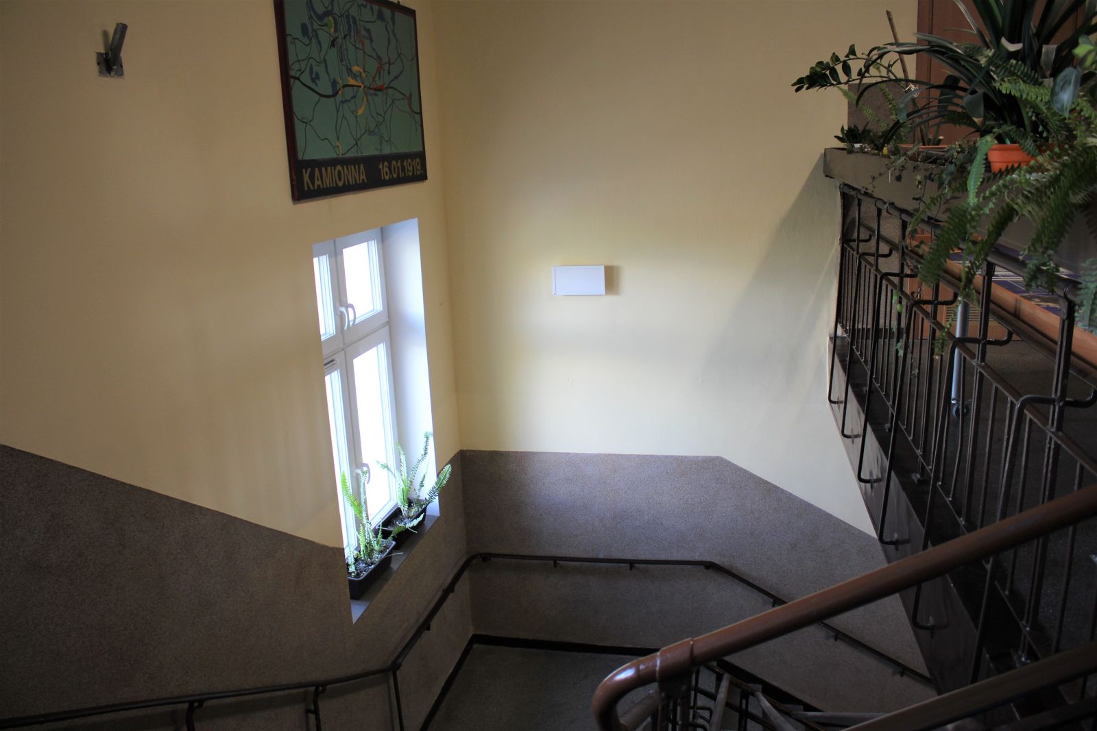 Zdjęcie przedstawia schody w Zespole Szkolno-Przedszkolnym w Kamionnie po remoncie. 
