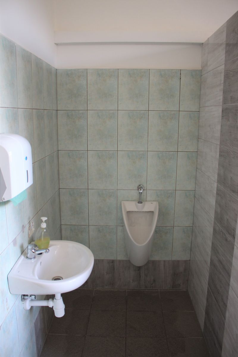 Zdjęcie przedstawia toaletę w Zespole Szkolno-Przedszkolnym w Kamionnie po remoncie. 