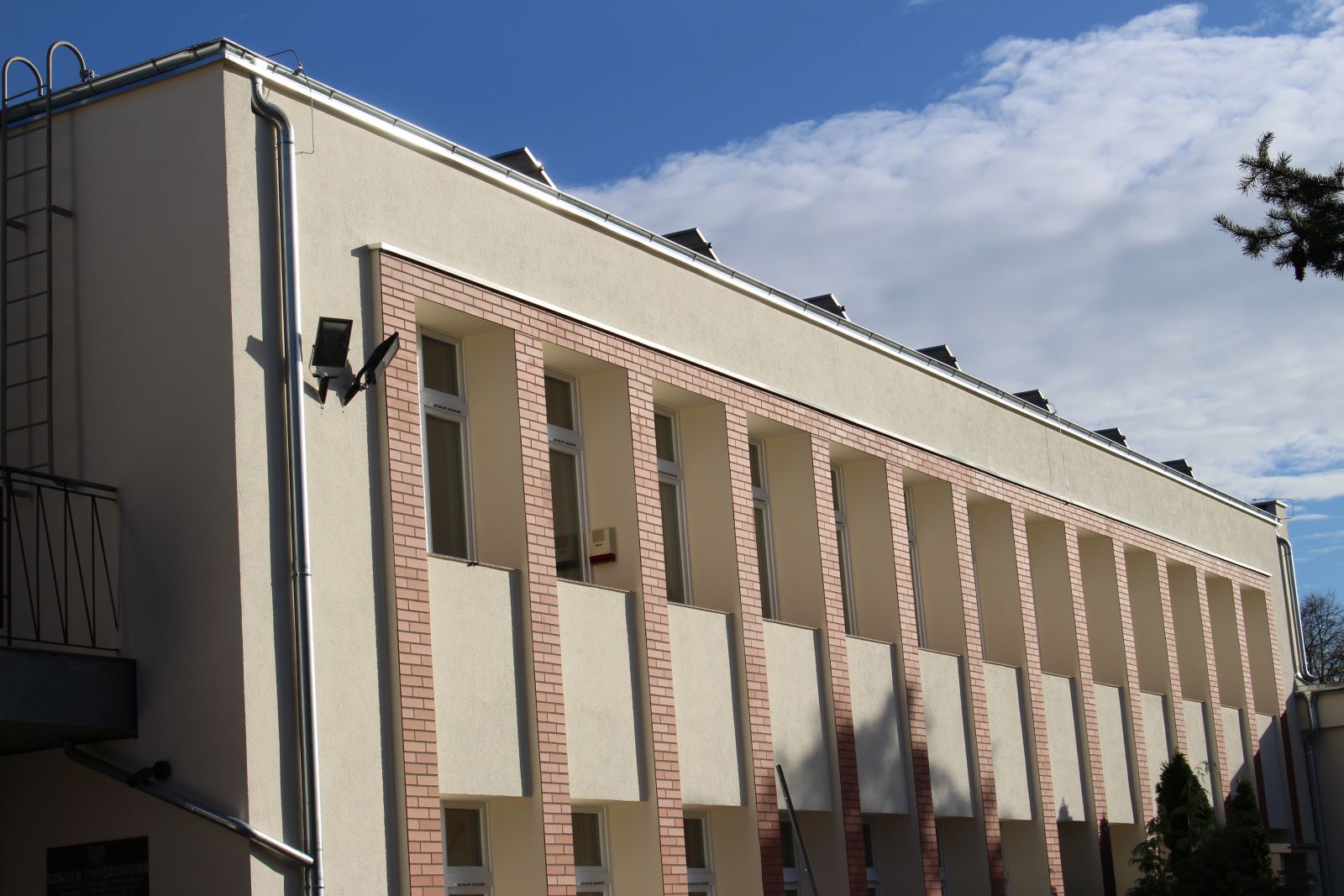 Zdjęcie przedstawia budynek Zespołu Szkolno-Przedszkolnego w Kamionnie z zewnątrz po termomodernizacji.
