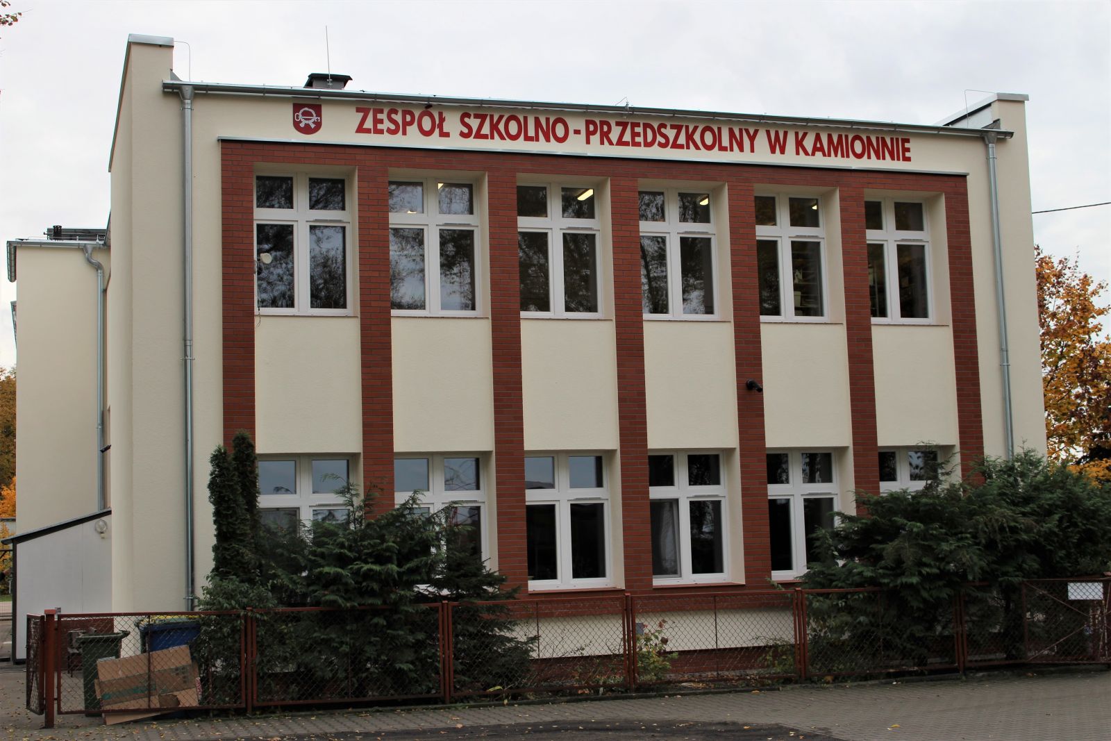 Zdjęcie przedstawia budynek Zespołu Szkolno-Przedszkolnego w Kamionnie z zewnątrz po termomodernizacji.