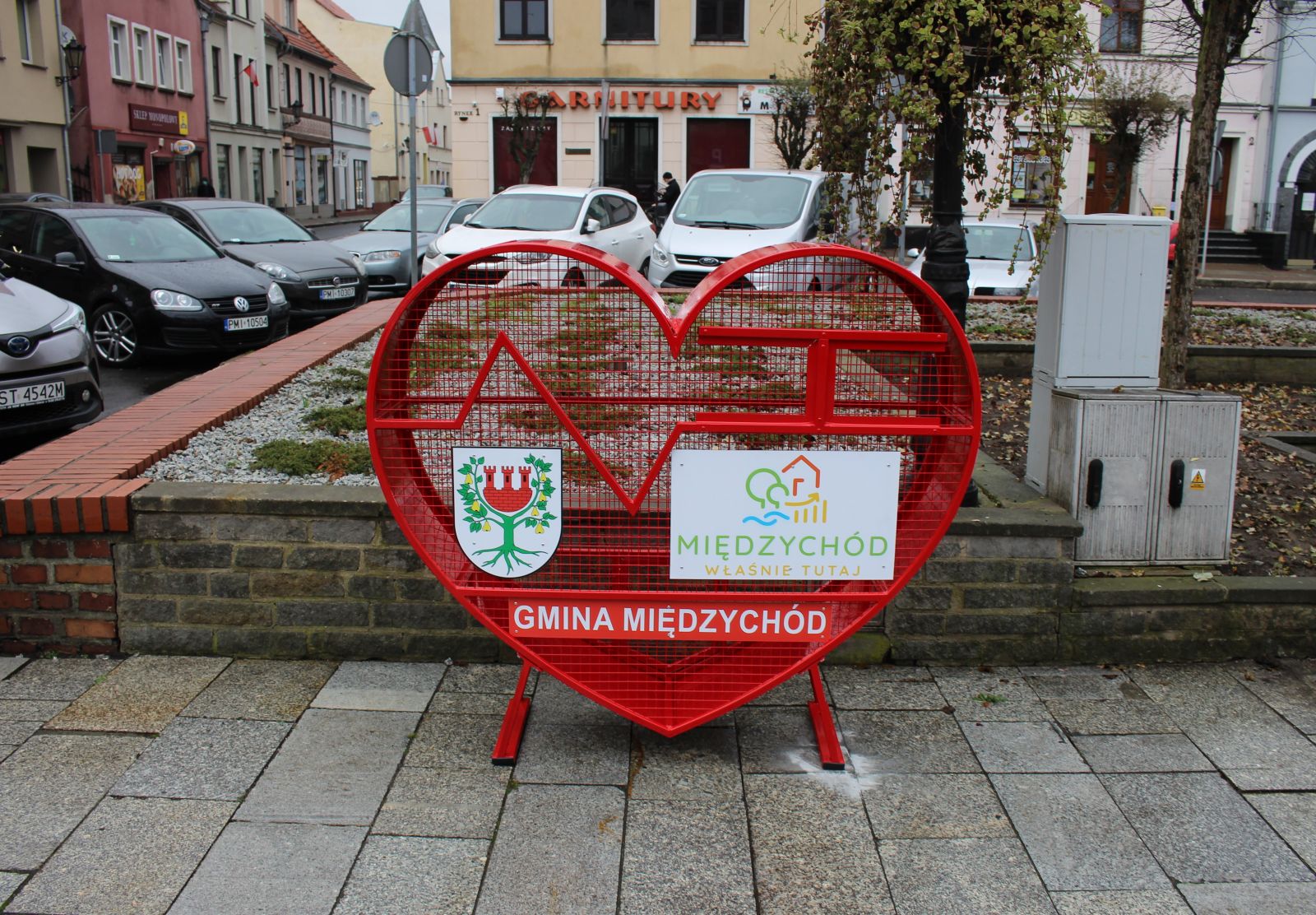 zdjęcie przedstawia pojemnik na nakrętki w kształcie serca na rynku w Międzychodzie