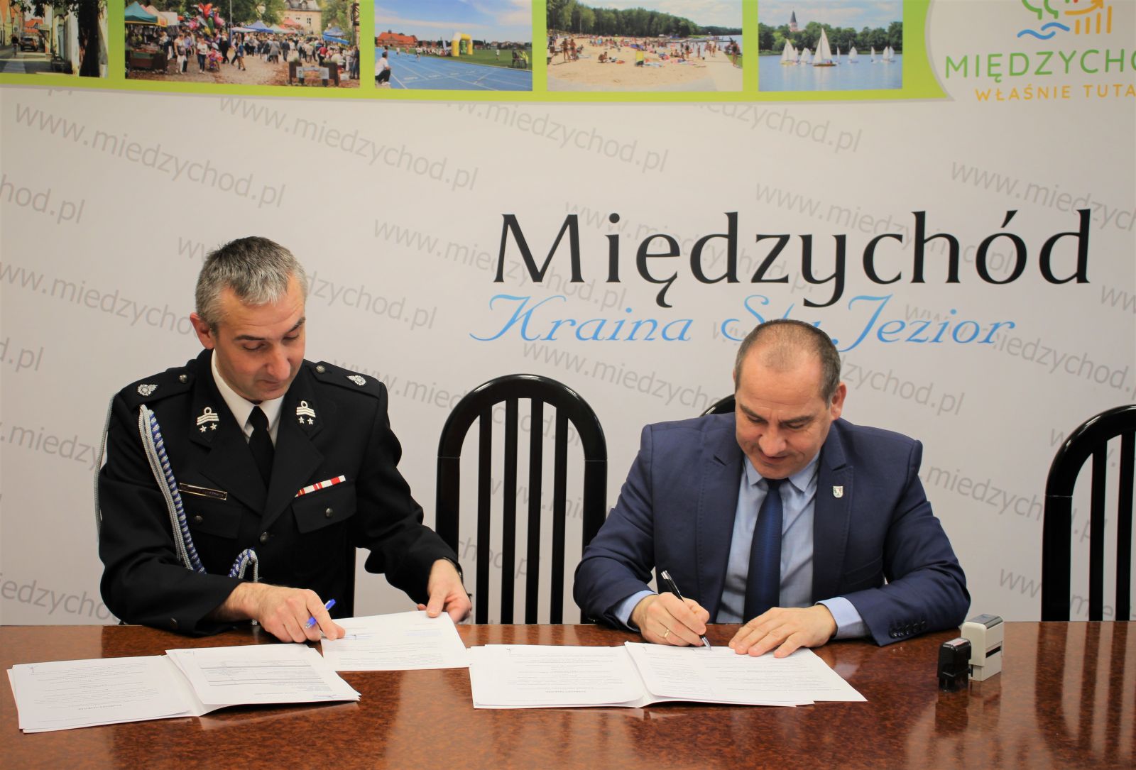 Na zdjęciu znajduje się Burmistrz Międzychodu Krzysztof Wolny oraz Prezes Ochotniczej Straży Pożarnej w Międzychodzie Radosław Gałężewski - podpisują dokumenty. 