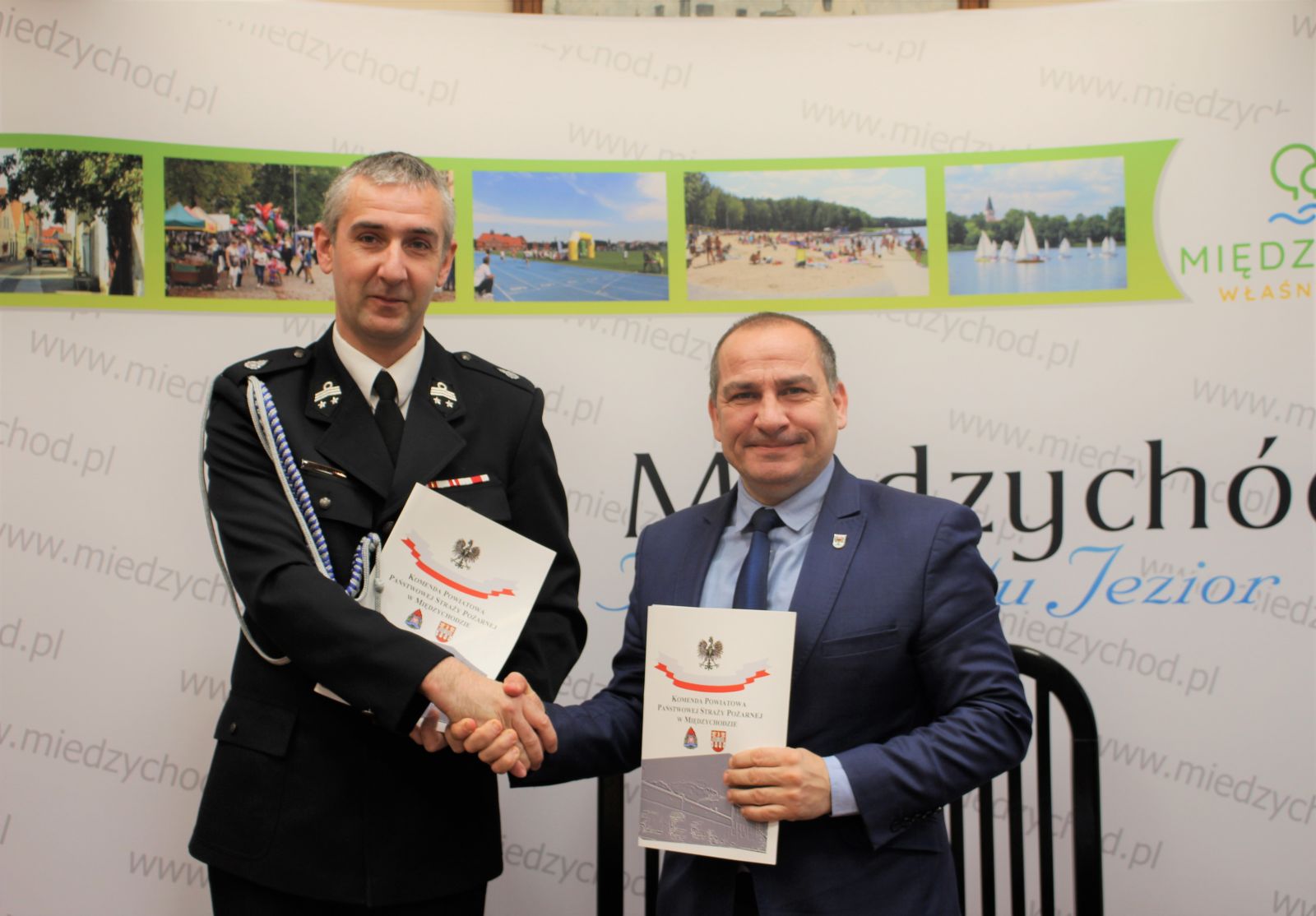 Na zdjęciu znajduje się Burmistrz Międzychodu Krzysztof Wolny oraz Prezes Ochotniczej Straży Pożarnej w Międzychodzie Radosław Gałężewski - podają sobie ręce. 